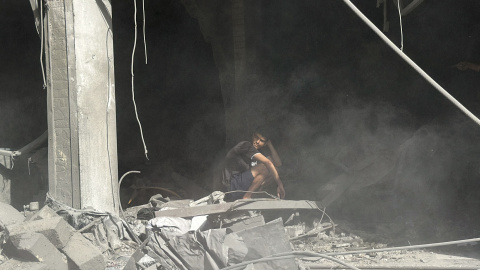 Destrucción causada por un ataque aéreo israelí en el centro de Gaza, que derribó un edificio habitado por civiles. Destrucción causada por un ataque aéreo israelí en el centro de Gaza, que derribó un edificio habitado por civiles.