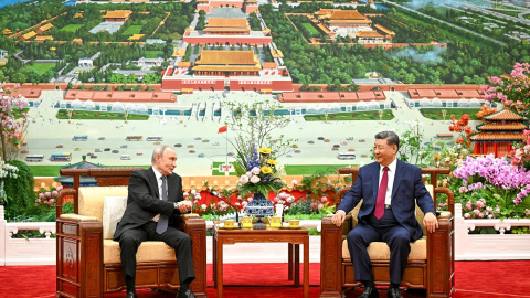 El presidente ruso Vladimir Putin y su homólogo chino Xi Jinping toman el té tras su reunión en el Gran Salón del Pueblo en Pekín, China, el 20 de mayo de 2026.