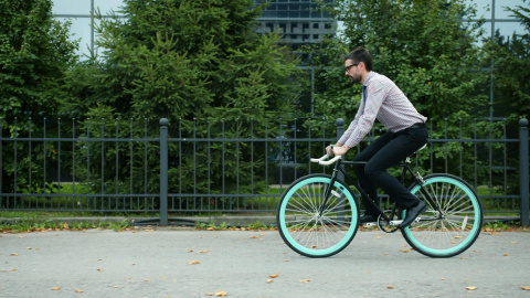 pexels-silverkblack-36712873 Hombre en bicicleta