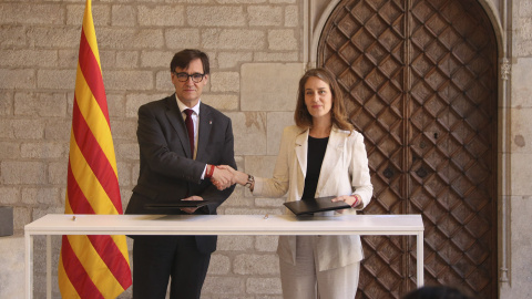 El president de la Generalitat, Salvador Illa; i la líder dels Comuns, Jéssica Albiach, segellen l'acord pels pressupostos al Palau de la Generalitat