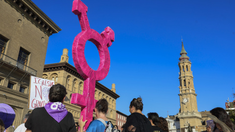 Protesta en la Plaza del Pilar contra el convenio "de la vergüenza" firmado por el Arzobispado de Zaragoza y el Ayuntamiento por "aberrante" y "fuera de la ley". Protesta en la Plaza del Pilar contra el convenio "de la vergüenza" firmado por el Arzobispado de Zaragoza y el Ayuntamiento por "aberrante" y "fuera de la ley".