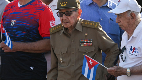El expresidente cubano Raúl Castro (centro) junto al actual vicepresidente Machado Ventura (derecha) en el Día del Trabajador, 1 de mayo de 2026. El expresidente cubano Raúl Castro (centro) junto al actual vicepresidente Machado Ventura (derecha) en el Día del Trabajador, 1 de mayo de 2026.