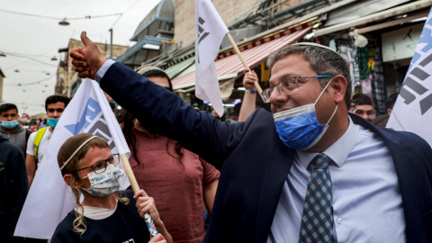 Itamar Ben Gvir (derecha) saluda a sus seguidores en el mercado Mahane Yehuda de Jerusalén, el 22 de marzo de 2021, un día antes de las elecciones parlamentarias.
