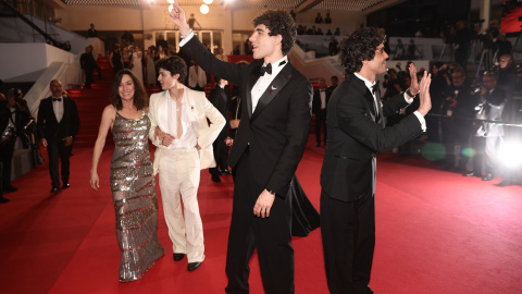 Javier Calvo y Javier Ambrossi en la premier de su película 'La bola negra' en Cannes.