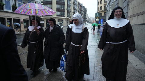 Las exmonjas de Belorado a su llegada al Juzgado de Instrucción número 5, a 4 de mayo de 2026, en Bilbao, Vizcaya, País Vasco (España).