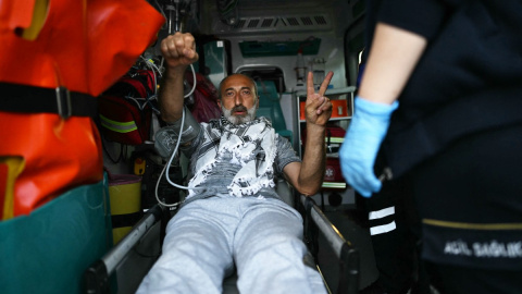 Un miembro de la Flotilla Global Sumud tras ser deportado por Israel en una ambulancia. Un miembro de la Flotilla Global Sumud tras ser deportado por Israel en una ambulancia.