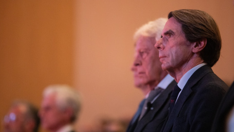 José María Aznar y, detrás, Felipe González, durante un coloquio sobre Adolfo Suárez en Ávila. José María Aznar y, detrás, Felipe González, durante un coloquio sobre Adolfo Suárez en Ávila.