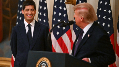 El nuevo presidente de la Reserva Federal, Kevin Warsh, junto al presidente de EEUU, Donald Trump, en la jura del cargo de la fed.