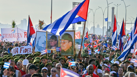 Varias personas participan en una manifestación en apoyo del expresidente cubano Raúl Castro frente a la embajada de Estados Unidos en La Habana, Cuba.