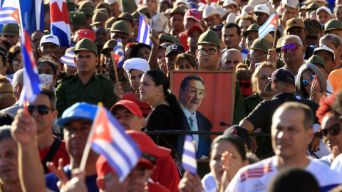 Personas asisten a un evento en apoyo al expresidente de Cuba Raúl Castro este viernes, en La Habana (Cuba).