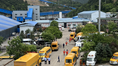 Los equipos de rescate en la mina de carbón de Liushenyu, en Qinyuan, este sábado. Los equipos de rescate en la mina de carbón de Liushenyu, en Qinyuan, este sábado.