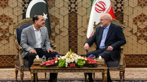 El presidente del Parlamento iraní reunido este sábado con el jefe del Ejército paquistaní.