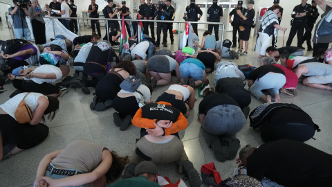 Familiares reaccionan a la detención de activistas en el aeropuerto de Bilbao, a 23 de mayo de 2026.