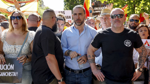 El comisionista Víctor de Aldama y el líder de Desokupa Daniel Esteve en una manifestación para pedir la dimisión del presidente del Gobierno Pedro Sánchez en Madrid. El comisionista Víctor de Aldama y el líder de Desokupa Daniel Esteve en una manifestación para pedir la dimisión del presidente del Gobierno Pedro Sánchez en Madrid.