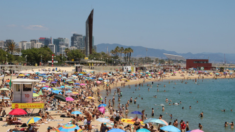 Platges (1) Imatge del litoral barceloní ple a vessar aquest dilluns, coincidint amb la festivitat de la segona Pasqua.