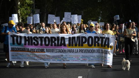 EuropaPress_6951431_decenas_personas_manifestacion_nacional_marco_dia_mundial_prevencion Decenas de personas durante la manifestación nacional en el marco del Día Mundial para la Prevención del Suicidio de 2025.