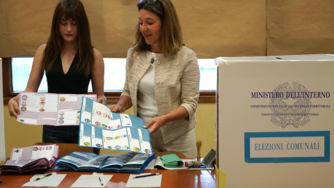 Trabajadoras en las elecciones municipales italianas preparan los folletos en Venecia, a 24 de mayo de 2026.