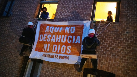 Las activistas de Acciones en Altura colgadas de la casa de Mariano Ordaz