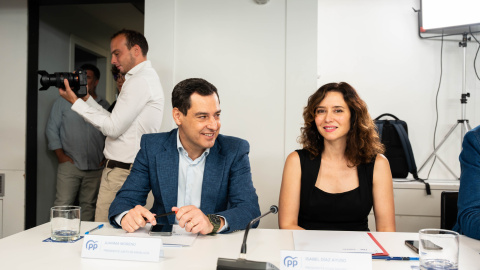 El presidente de la Junta de Andalucía, Juanma Moreno, y la presidenta de la Comunidad de Madrid, Isabel Díaz Ayuso, durante una reunión en la sede del PP. El presidente de la Junta de Andalucía, Juanma Moreno, y la presidenta de la Comunidad de Madrid, Isabel Díaz Ayuso, durante una reunión en la sede del PP.