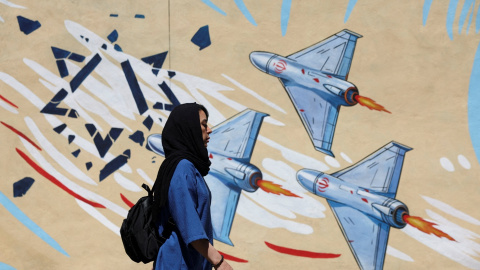 Una mujer iraní camina junto a un mural antiisraelí en una calle de Teherán el 26 de mayo de 2026. Una mujer iraní camina junto a un mural antiisraelí en una calle de Teherán el 26 de mayo de 2026.