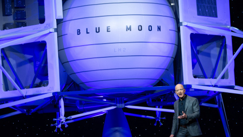 Imagen de Jeff Bezos anunciando 'Blue Moon', un transportador para la Luna, durante un evento de Blue Origin. Imagen de Jeff Bezos anunciando 'Blue Moon', un transportador para la Luna, durante un evento de Blue Origin.