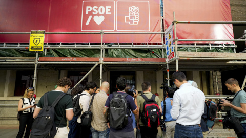 Un grupo de periodistas junto a la sede del PSOE en Ferraz, en Madrid Un grupo de periodistas junto a la sede del PSOE en Ferraz, en Madrid.