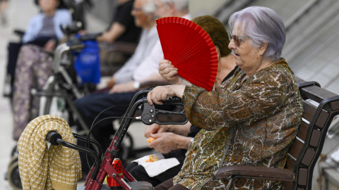 Una mujer se abanica por el calor