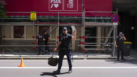 Agentes de la Unidad Central Operativa (UCO) de la Guardia Civil a primera hora de este miércoles en la sede central del PSOE en la calle Ferraz de Madrid.