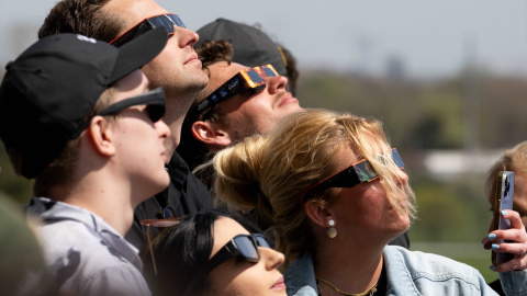 Personas contemplando un eclipse en Indianápolis. Personas contemplando un eclipse en Indianápolis.