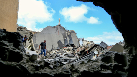 Fotografía en la que un hombre inspecciona los daños después del bombardeo de Israel sobre la ciudad de Tyre, en Líbano, a 26 de mayo de 2026.