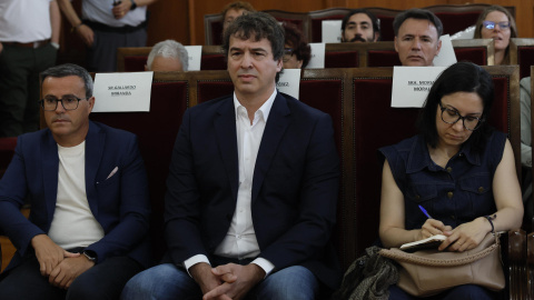El hermano del presidente del Gobierno David Sánchez, Miguel Ángel Gallardo, ex líder del PSOE extremeño, y Elisa Moriano Morales, este jueves en la Audiencia de Badajoz.