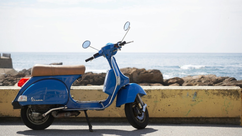 Imagen de una Vespa azul aparcada en Portugal. Imagen de una Vespa azul aparcada en Portugal.