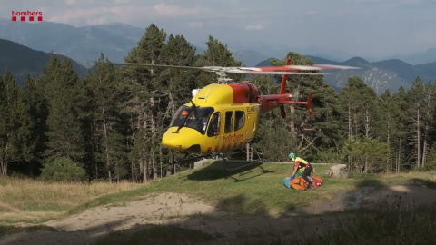 Una guàrdia amb el GRAE Muntanya de la Seu d'Urgell En aquest vídeo expliquem com s'activen els GRAE de Muntanya i la unitat de Mitjans Aeris i veiem alguns serveis al costat de l'equip de l'helicòpter de rescat de La Seu d'Urgell.
