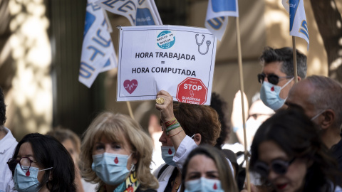 Médicos y facultativos durante una concentración frente a la Consejería de Sanidad, a 22 de mayo de 2026. Médicos y facultativos durante una concentración frente a la Consejería de Sanidad, a 22 de mayo de 2026.