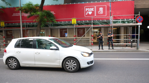Dos agentes de la Policía Nacional delante de la sede nacional del PSOE en Ferraz, a 27 de mayo de 2026, en Madrid Dos agentes de la Policía Nacional delante de la sede nacional del PSOE en Ferraz, a 27 de mayo de 2026, en Madrid