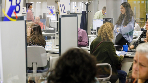 Foto de archivo de una oficinas de la Agencia Tributaria durante una campaña de la Renta. Foto de archivo de una oficinas de la Agencia Tributaria durante una campaña de la Renta.