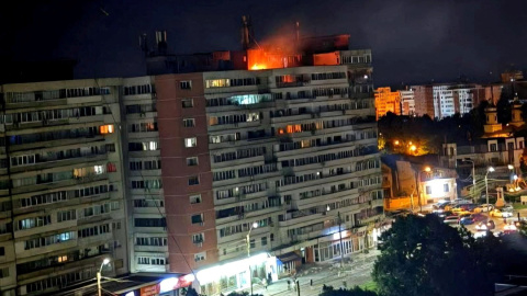 Incendio en Galati Incendio en el tejado de un edificio de apartamentos en Galati (Rumania) tras el impacto de un dron ruso, provocando una explosión y dejando dos heridos.