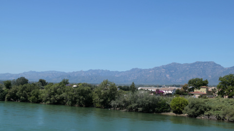 Imatge general del riu Ebre, i els Ports, de fons, a Tortosa Imatge general del riu Ebre, i els Ports, de fons, a Tortosa