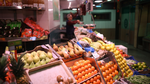 Un puesto de fruta en un mercado de Madrid Un puesto de fruta en un mercado de Madrid.