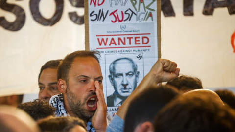 Los activistas de la Flotilla detenidos ilegalmente por Israel denuncian las agresiones por parte del ejército. Los activistas de la Flotilla detenidos ilegalmente por Israel denuncian las agresiones por parte del ejército.