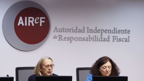 La presidenta de la Autoridad Independiente de Responsabilidad Fiscal (AIReF), Inés Olóndriz  (izquierda) y la directora de Asuntos Económicos, Esther Gordo, presentan el Estudio sobre la regla de gasto de pensiones.