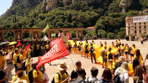 Centenars de docents es concentren a Montserrat i bloquegen l'accés a la basílica