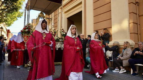 Varias mujeres durante la procesión del Santo Entierro, en València. Varias mujeres durante la procesión del Santo Entierro, en València.