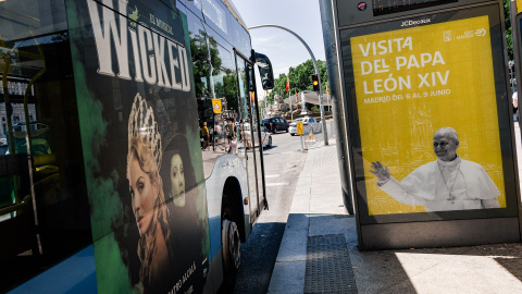 Cartel publicitario de la visita del Papa, en la plaza de Cibeles, en Madrid,