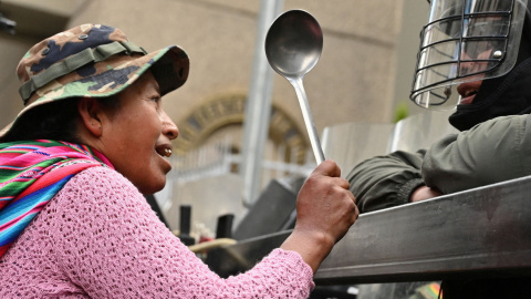 Una mujer protesta en La Paz, en una marcha que pide la renuncia del presidente Rodrigo Paz. Una mujer protesta en La Paz, en una marcha que pide la renuncia del presidente Rodrigo Paz.
