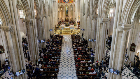 Misa de Domingo de Pascua de Resurrección, en la Catedral de la Almudena, en Madrid.