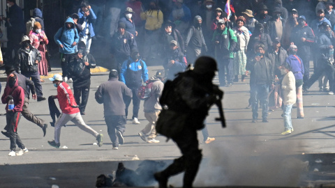 Un policía corre hacia los manifestantes en una protesta que pide la dimisión del presidente de Bolivia, Rodrigo Paz, a 25 de mayo de 2026. Un policía corre hacia los manifestantes en una protesta que pide la dimisión del presidente de Bolivia, Rodrigo Paz, a 25 de mayo de 2026.