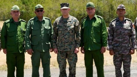 Raúl Castro aparece por primera vez en un acto público tras la ...