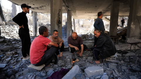Gazatíes inspeccionando una vivienda bombardeada por el ejército israelí en la ciudad de Gaza Gazatíes inspeccionando una vivienda bombardeada por el ejército israelí en la ciudad de Gaza