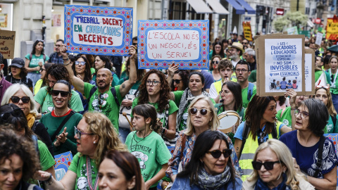 Miles de personas protestan durante una nueva manifestación por la huelga indefinida en la educación pública en la Comunitat Valenciana, a 15 de mayo de 2026. Miles de personas protestan durante una nueva manifestación por la huelga indefinida en la educación pública en la Comunitat Valenciana, a 15 de mayo de 2026.
